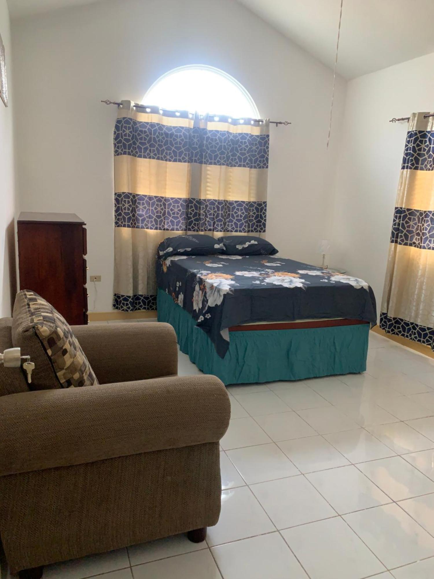 Caribbean Escape Hotel Portmore Exterior photo