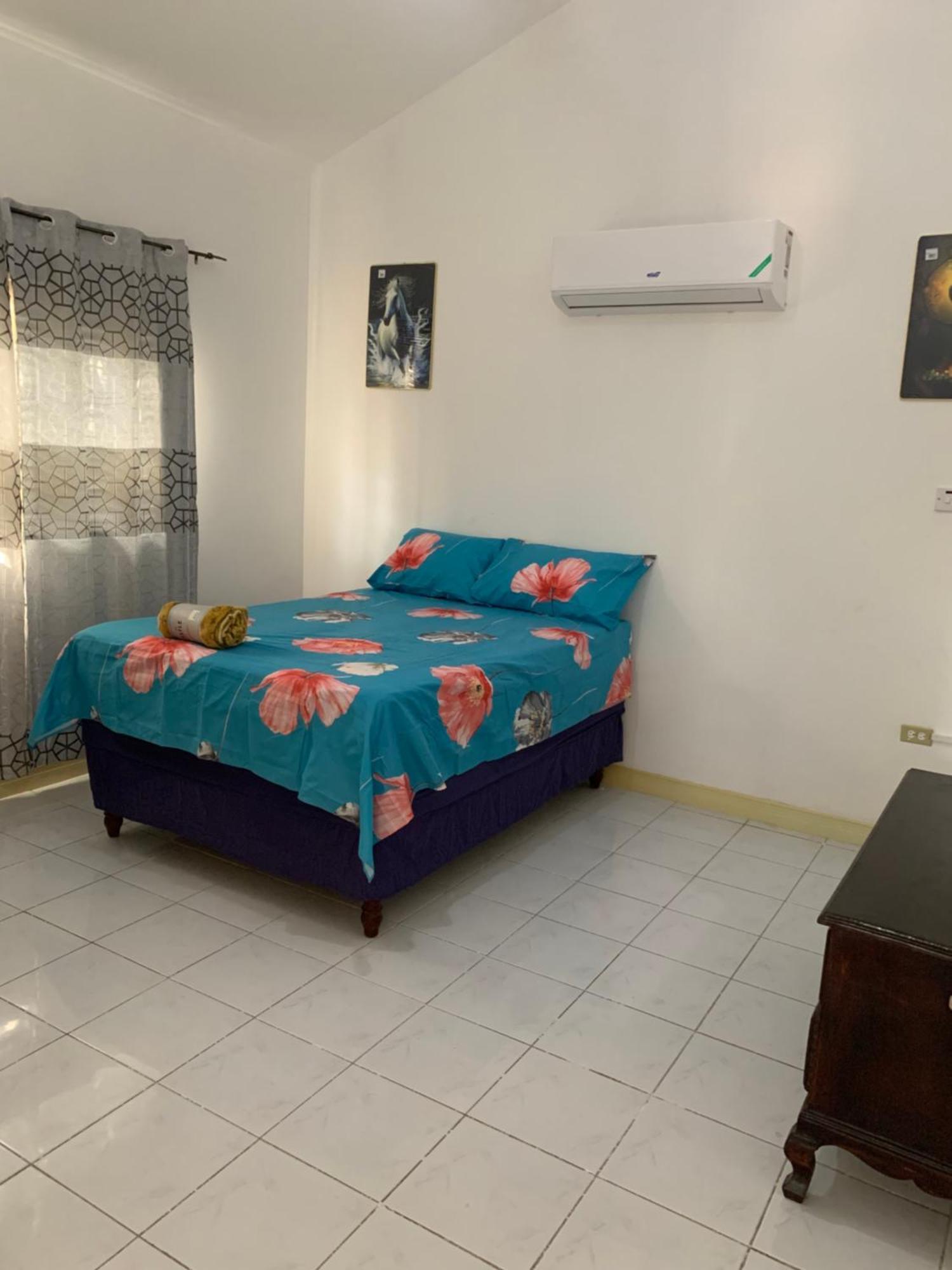 Caribbean Escape Hotel Portmore Exterior photo